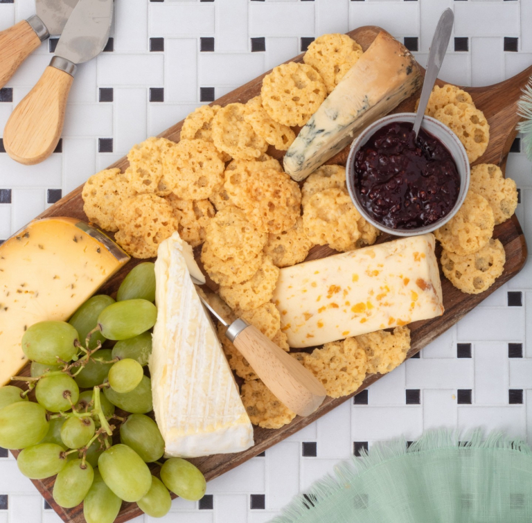 Tired of the same old crackers on your charcuterie board? Take hosting to a new level by using ParmCrisps®! 🧀 Now that’s what we call a TRUE 100% cheese board 😉⁣
⁣
#ParmCrisps #UnsinfullyGood #guiltfree #guiltfreesnacking #energysnack #proteinpacked #lowcarbsnack #snack #charcuterie #charcuterieboard
